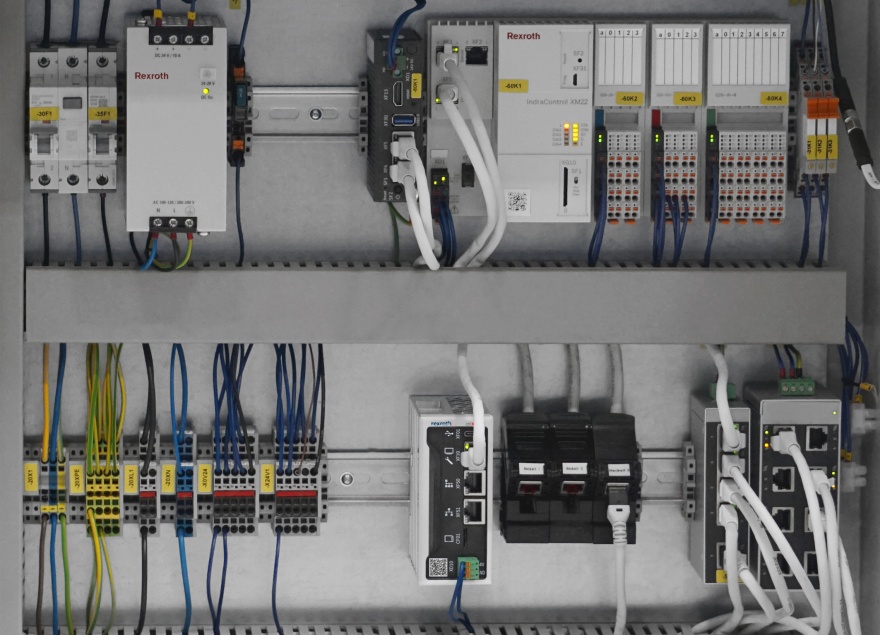ctrlX AUTOMATION Schaltschrank mit ctrlX CORE Steuerung, PR21 Industrie-PC, XM Steuerung und S20 E/A