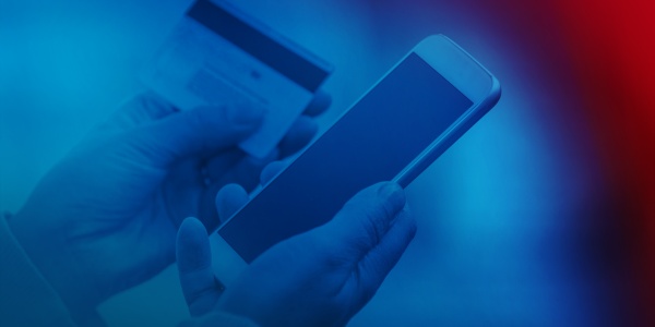 Smartphone und Bankkarte werden jeweils in einer Hand gehalten