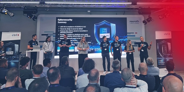Das Bild zeigt die Referenten des Cybersecurity Day auf der Bühne während der Fragerunde.
