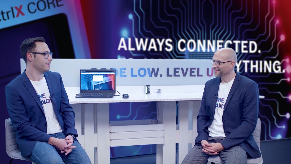 Gastgeber Christian Zentraf und sein Gast Alexander Breitenbach sitzen an einem Tisch und sprechen über das ganzheitliche Sicherheitskonzept der Automatisierungslösung ctrlX AUTOMATION