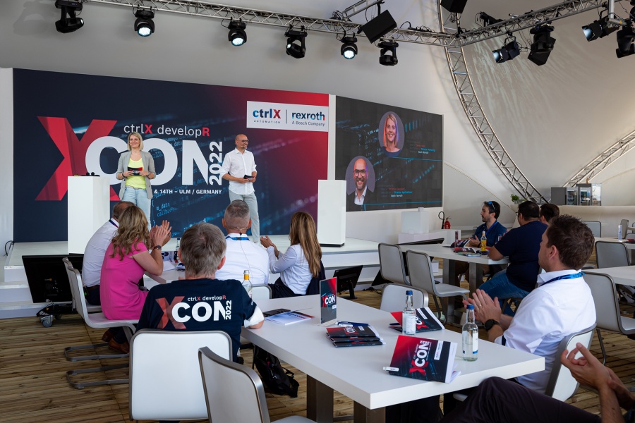 Na scenie moderatorzy Jasmin Heim, dyrektor ds. marketingu i Christian Zentgraf, dyrektor ds. aplikacji