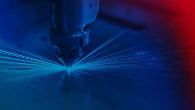 Automatisiertes Plasmaschneiden einer Metallplatte