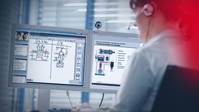 Teilnehmerin eines Blended Learnings sitzt vor einem PC und absolviert einen Online-Kurs