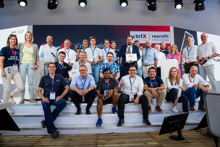 Zdjęcie grupowe na scenie z laureatami Challenge, moderatorami, partnerami i prelegentami