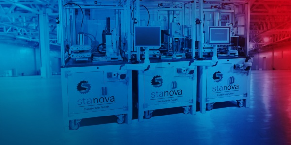 Stanzmaschine von stanova für die Kunststoffbearbeitung, ausgestattet mit ctrlX AUTOMATION Komponenten.