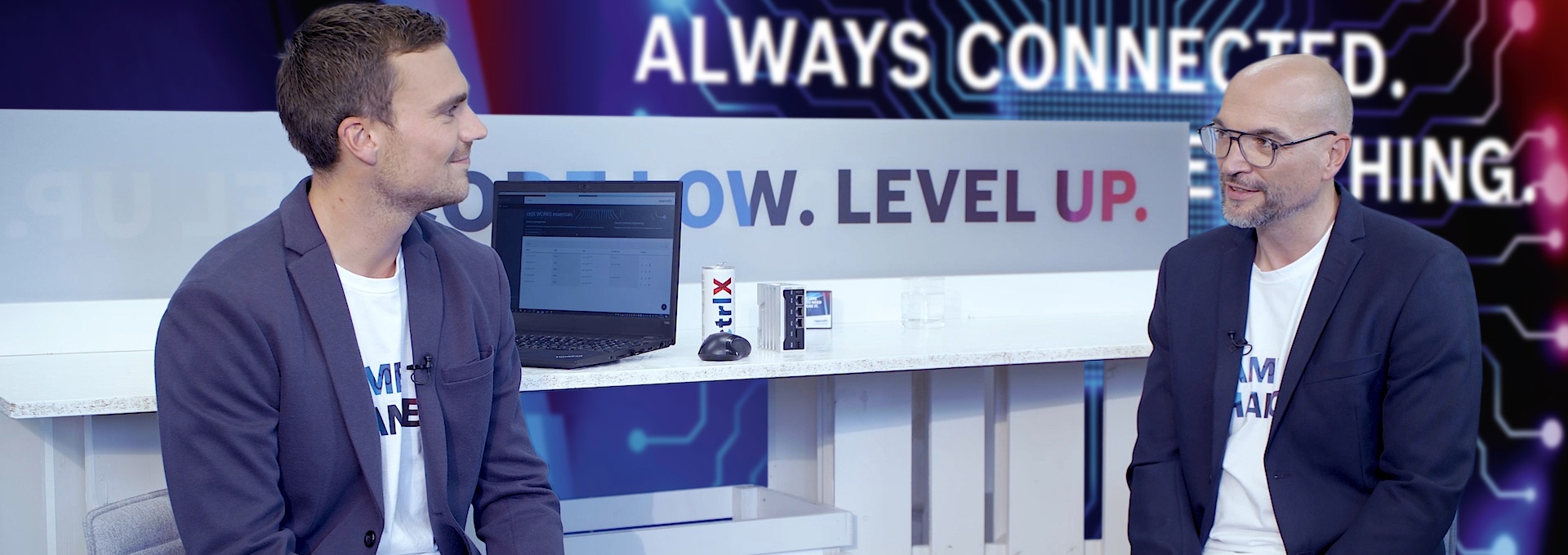 Host Christian Zentraf and his guest Johannes Albrecht sit at a table and talk about the ctrlX Data Layer, the central neve system of the automation solution ctrlX AUTOMATION