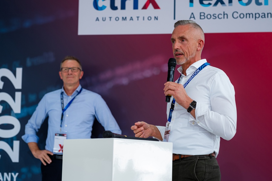 Dyrektor ds. bezpieczeństwa działu automatyki i elektryfikacji firmy Bosch Rexroth Steffen Winkler na scenie, w tle członek jury Rolf Najork
