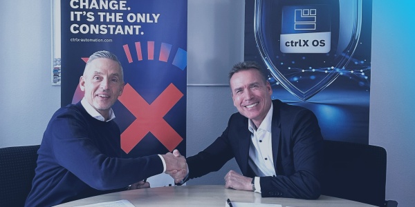 Representatives from Grossenbacher Automation and Bosch Rexroth seal their partnership for ctrlX OS with a handshake.