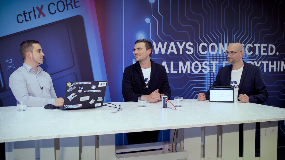 Gastgeber Christian Zentraf und seine Gäste Johannes Albrecht und Thomas Hepp (Firma Mirasoft) sitzen an einem Tisch und sprechen über die Entwicklung individueller Partner-Apps für die Automatisierungslösung ctrlX AUTOMATION