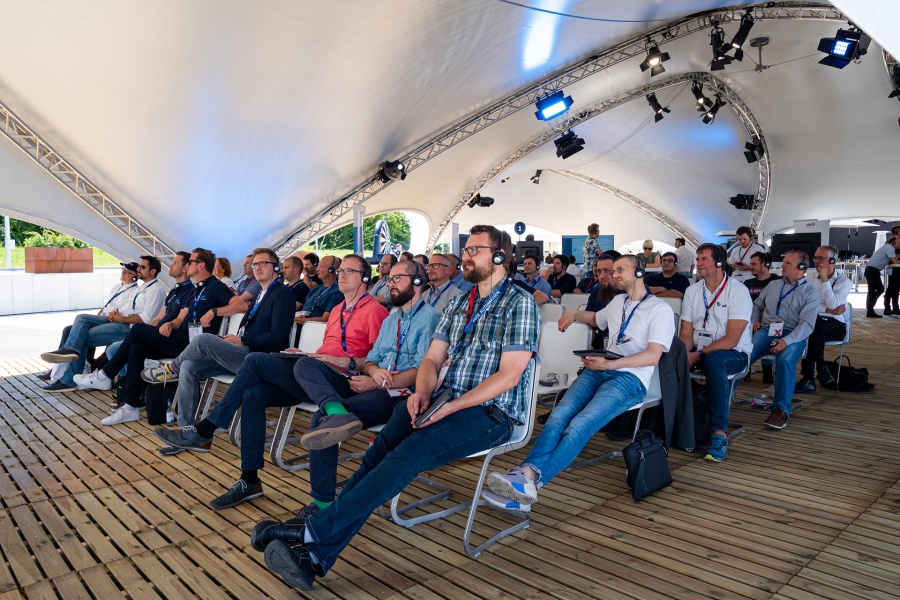Widok na widownię jednej z sześciu sesji podczas konferencji ctrlX developR