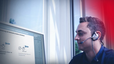 Teilnehmer eines Blended Learnings sitzt vor einem PC und absolviert einen Online-Kurs