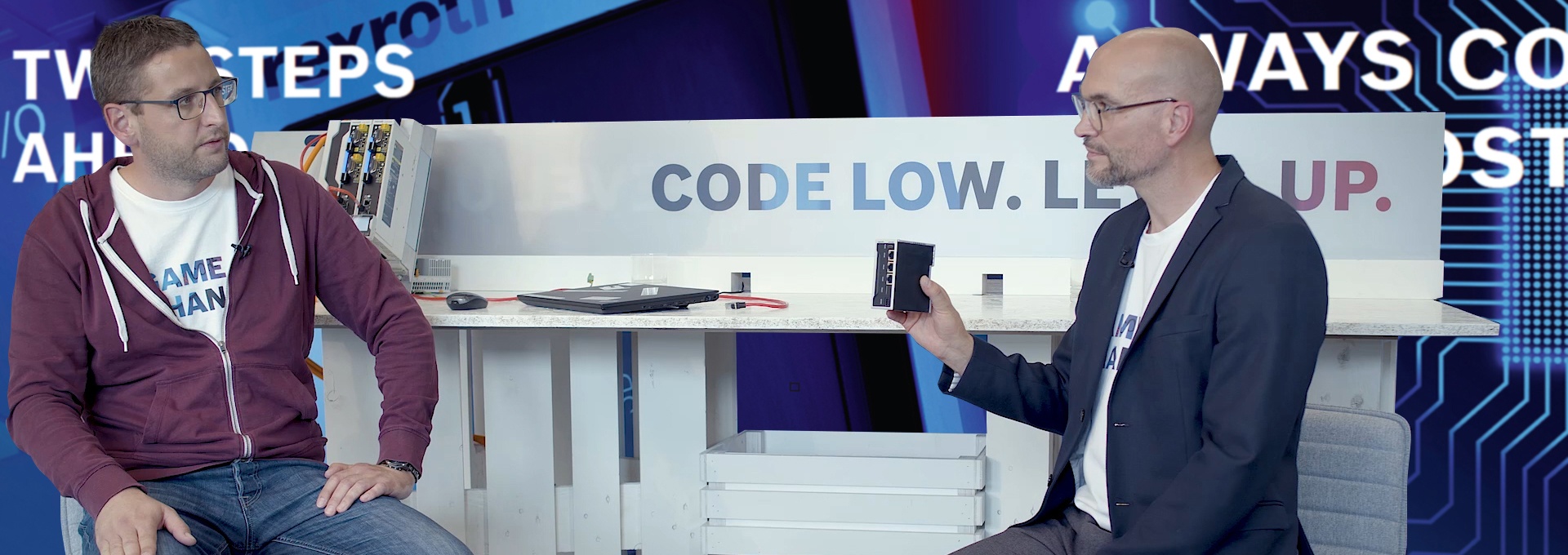 Host Christian Zentraf and his guest Kai Müller sit at a table and talk about the start-up of the ctrlX CORE controller