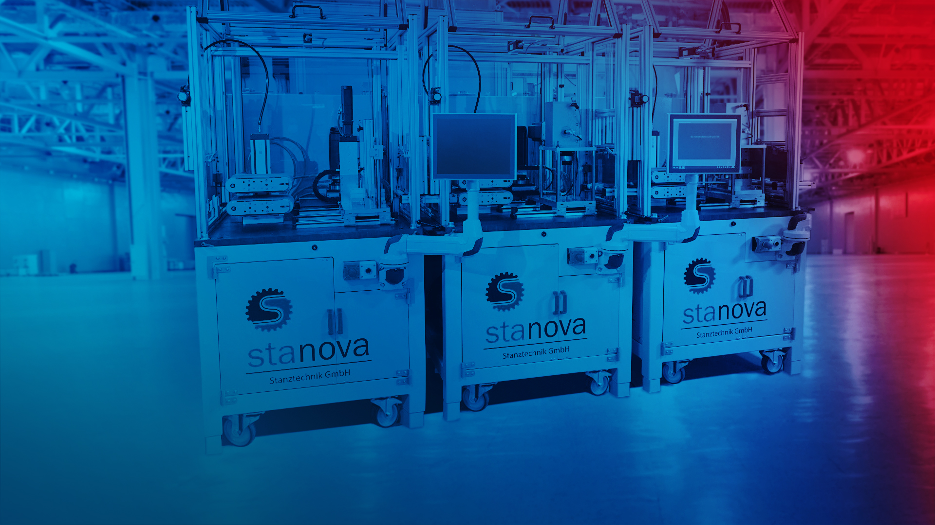 Stanzmaschine von stanova für die Kunststoffbearbeitung, ausgestattet mit ctrlX AUTOMATION Komponenten.
